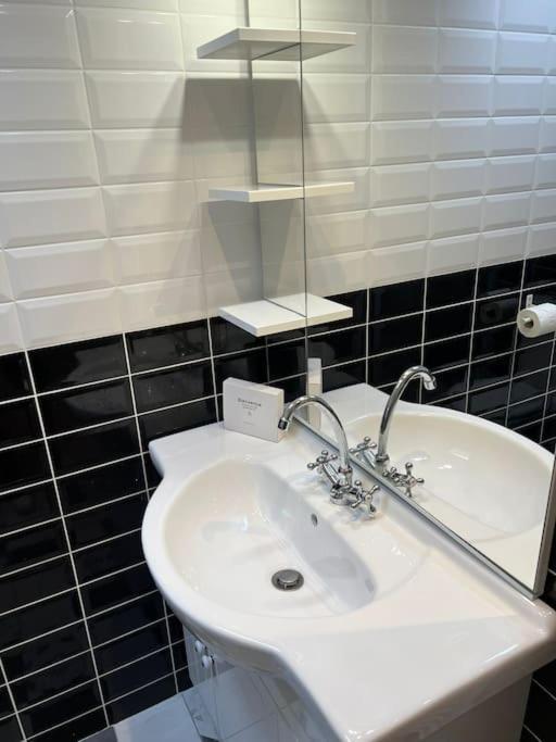 Le Paris Eiffel - Appartement Cosy En Plein Centre Bourgoin-Jallieu Exterior foto